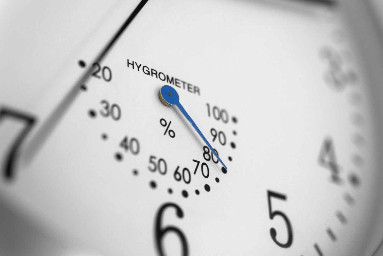Hygrometer auf einem Nachttisch