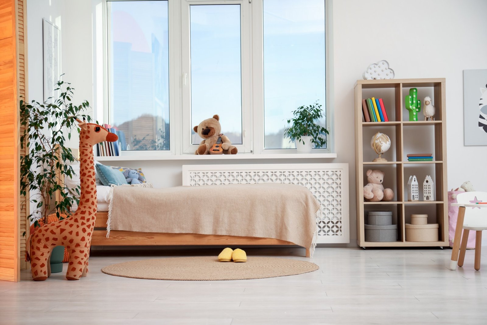 Kinderzimmer mit Spielzeug und geschlossenem Fenster