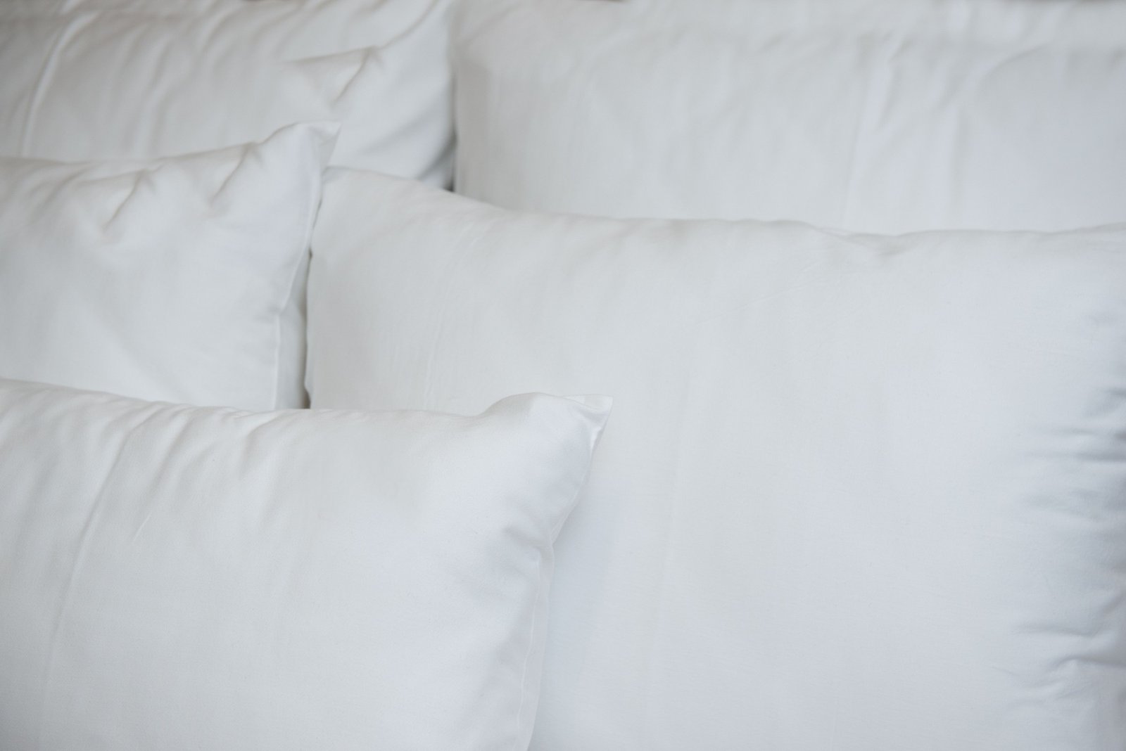 Weißes Kissen auf einem Bett