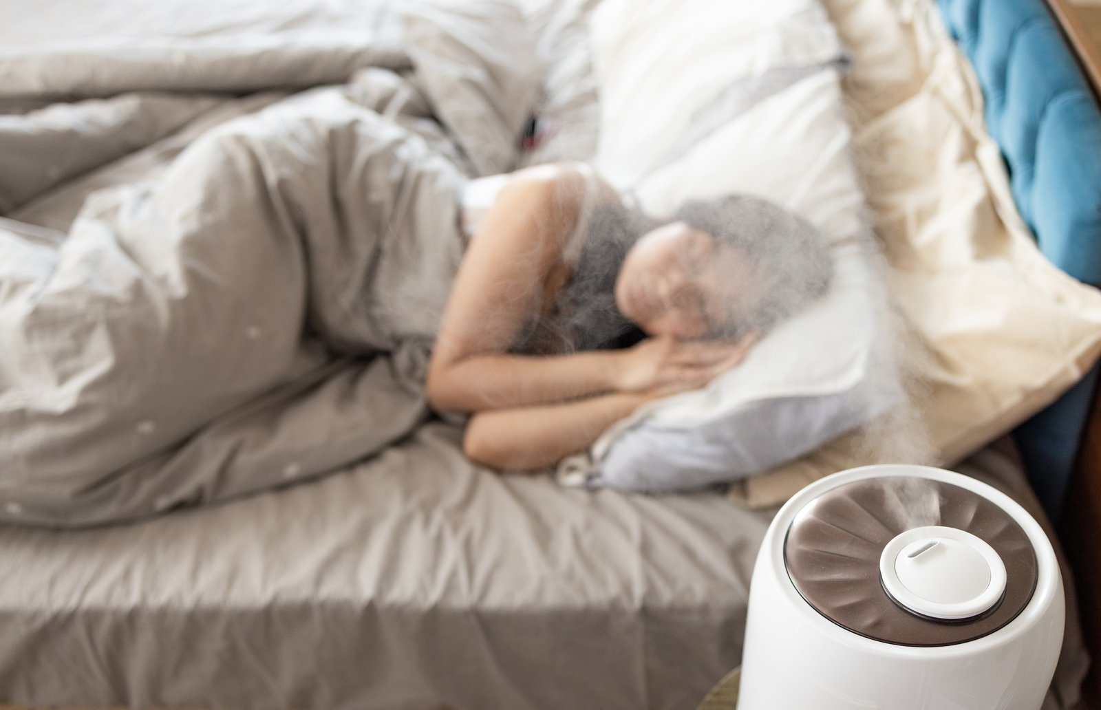 Luftentfeuchter im Schlafzimmer neben dem Bett