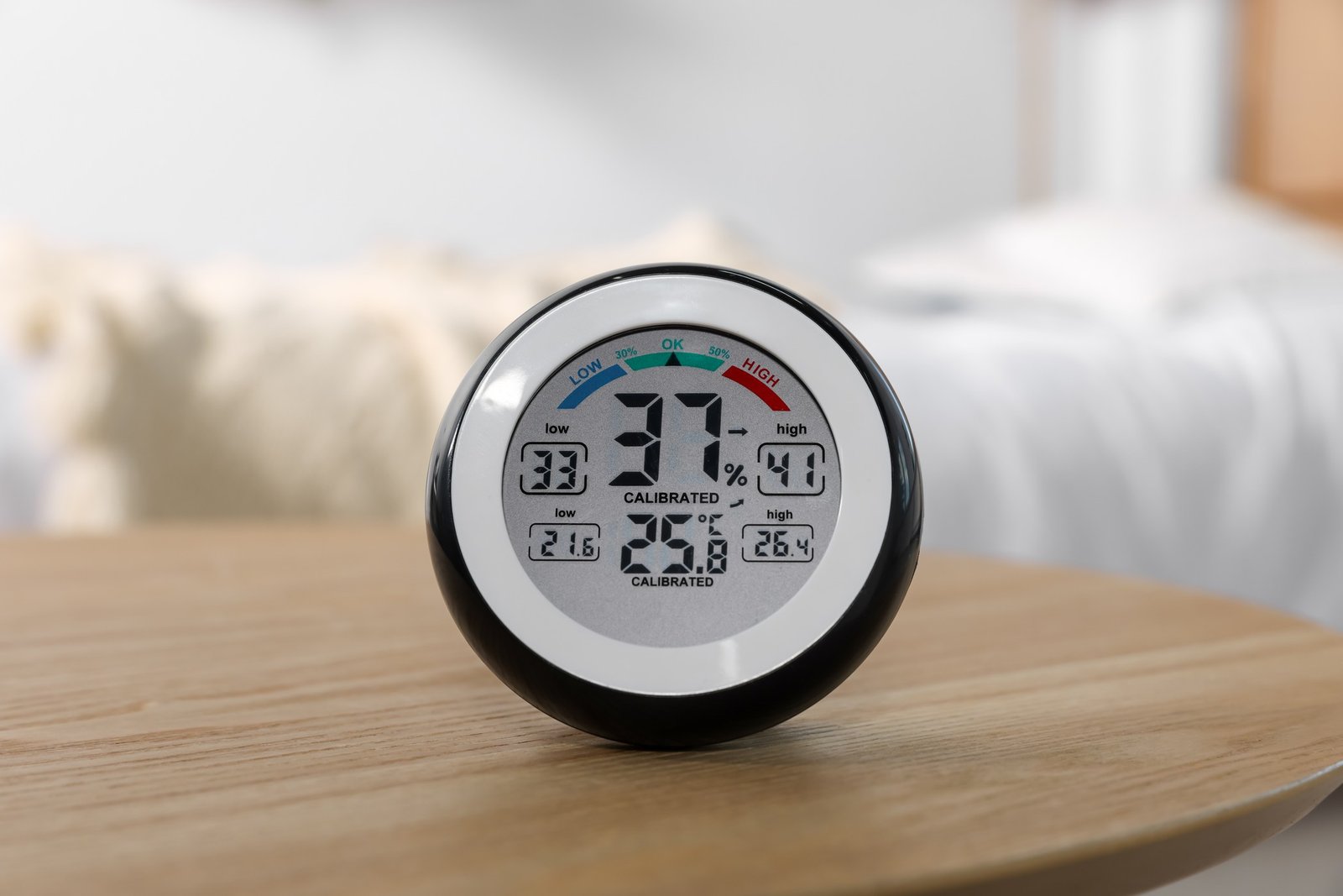 Hygrometer zeigt optimale Luftfeuchtigkeit im Schlafzimmer