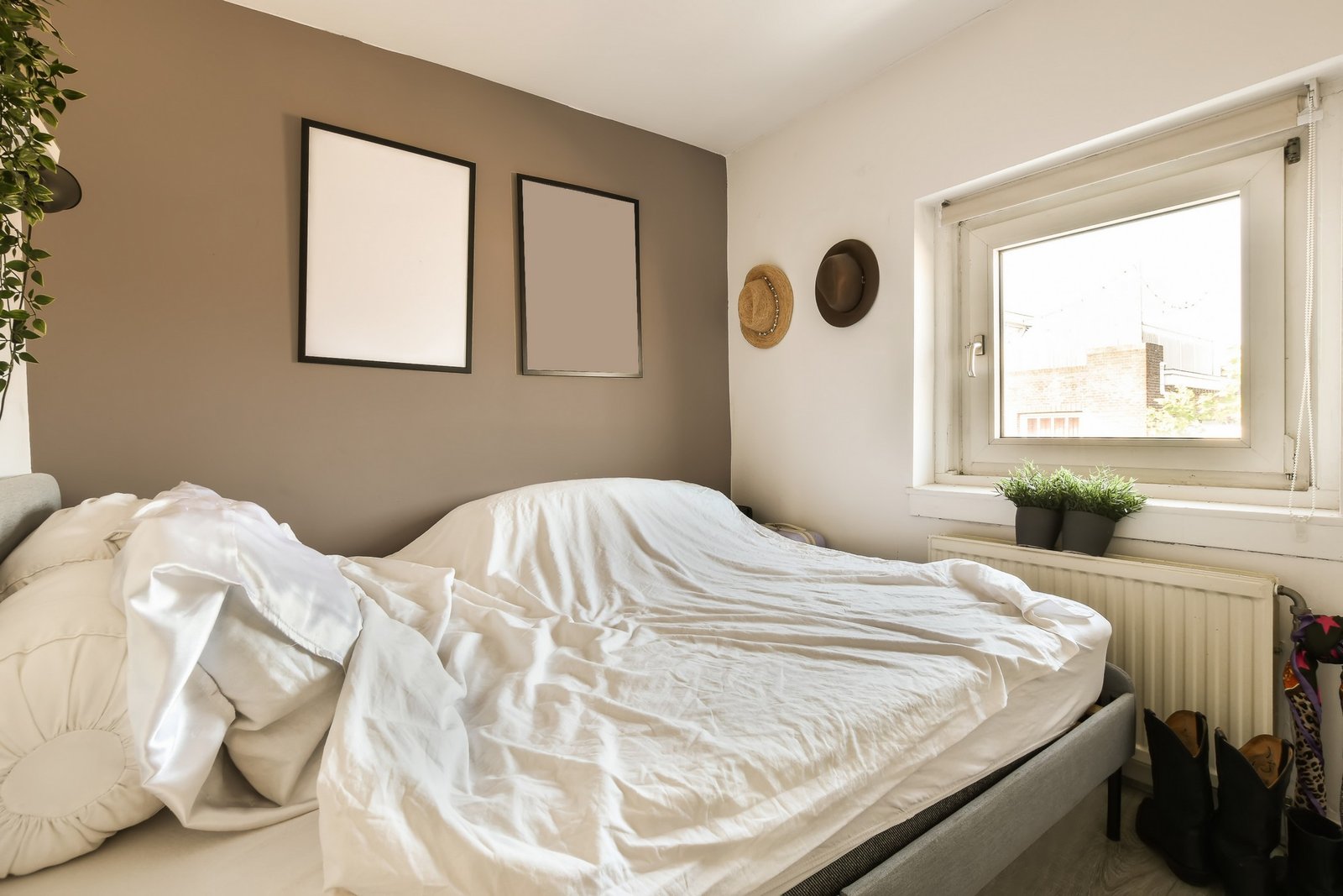 Alte Matratze an der Wand lehnend