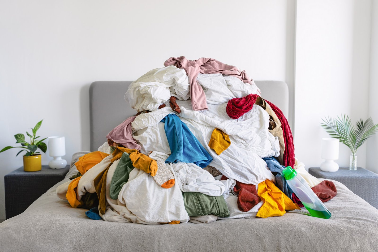 Zerknitterte Bettwäsche auf einem Bett