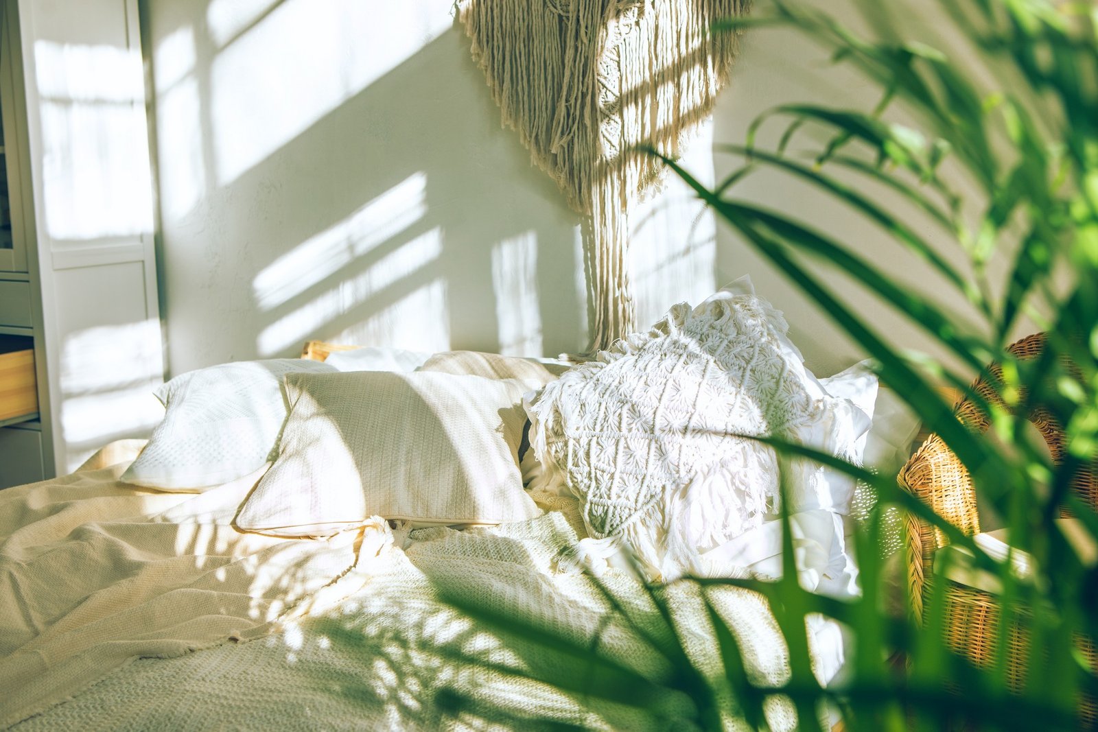 Schlafzimmer mit geschlossenem Fenster am Morgen