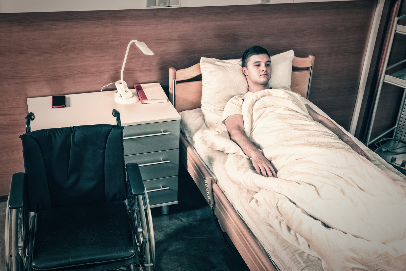 Schlafzimmer nach Krankheit mit Bett und Glas Wasser