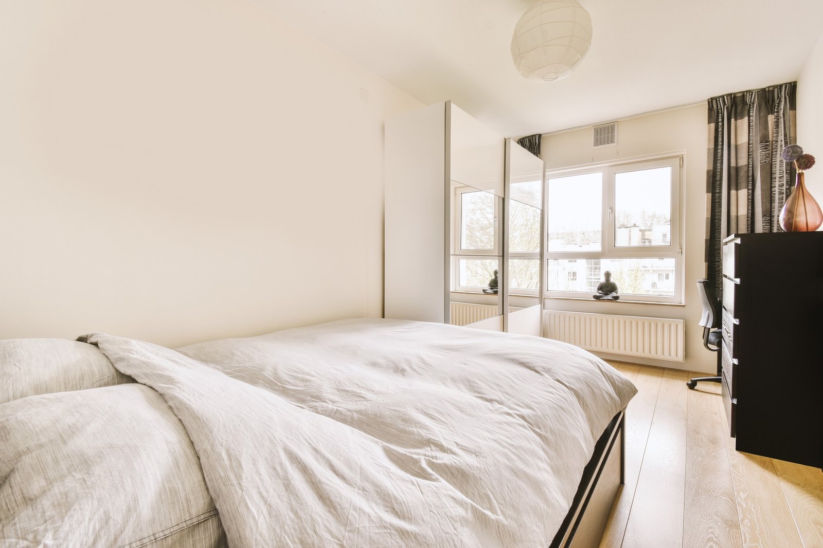 Leeres Schlafzimmer nach längerer Abwesenheit