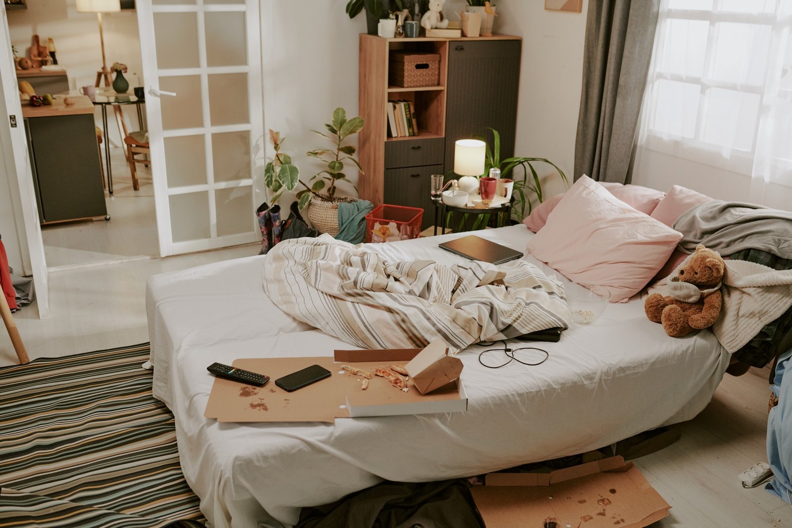 Ungelüftetes Schlafzimmer mit Bett und Vorhängen
